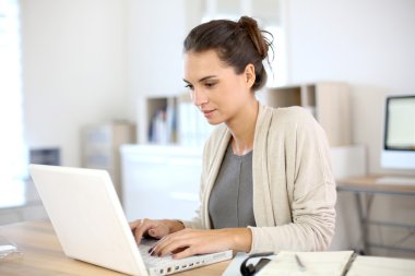 ofis dizüstü bilgisayar üzerinde çalışan kadın