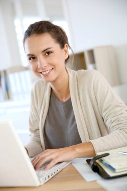 ofis dizüstü bilgisayar üzerinde çalışan kadın