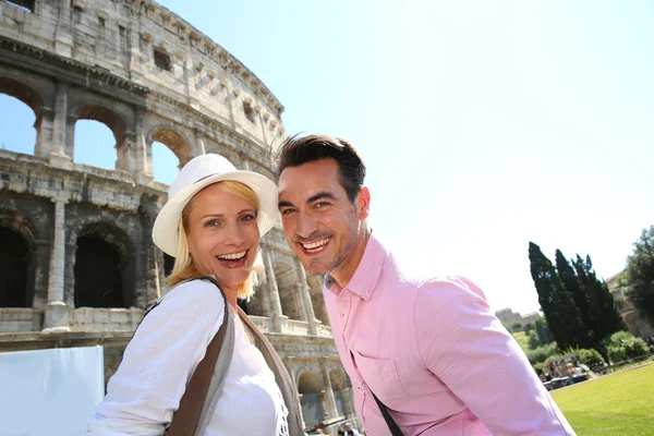 Пара туристов в Риме — стоковое фото