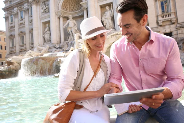 Pareja cerca de la Fontana de Trevi — Foto de Stock