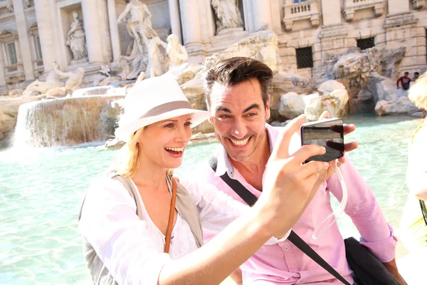 Couple prenant une photo devant la fontaine de Trevi — Photo