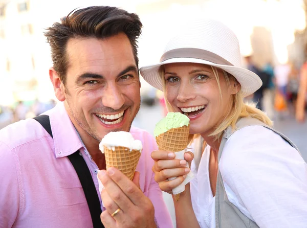 Coppia mangiare coni gelato — Foto Stock