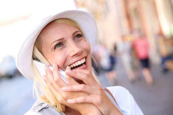 Žena s kloboukem mluví po telefonu — Stock fotografie