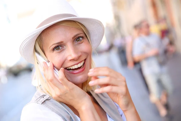 Γυναίκα με καπέλο, μιλώντας στο τηλέφωνο — Φωτογραφία Αρχείου