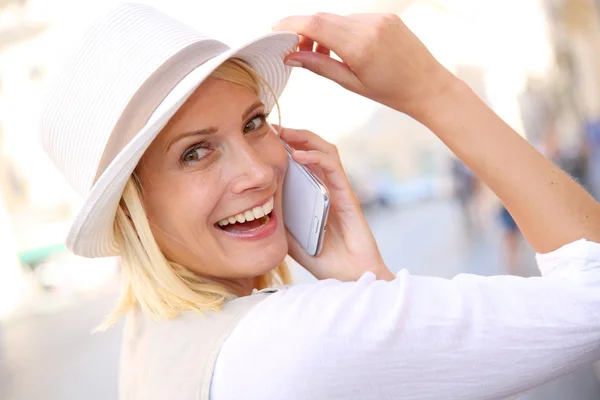 Kadın telefonda konuşurken şapka ile — Stok fotoğraf