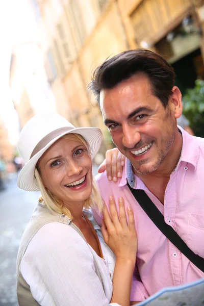 Couple in the streets of Rome — Stock Photo, Image