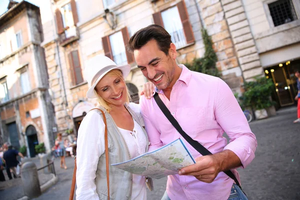 Coppia per le vie di Roma — Foto Stock