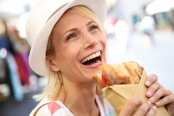 Comer sanduíche Focaccia alegre — Fotografia de Stock
