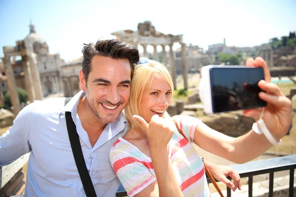 Couple taking picture by the Roman Forum — Stock Photo, Image