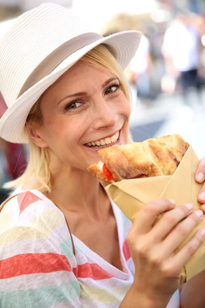 Glad äta focaccia smörgås — Stockfoto