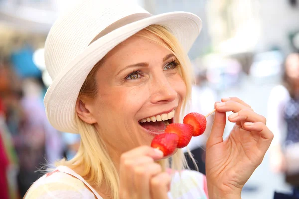 Girl eating fresh fruits — Stock Photo, Image