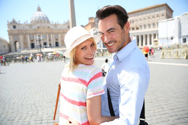 Pareja de pie junto a la Basílica de San Pedro — Foto de Stock