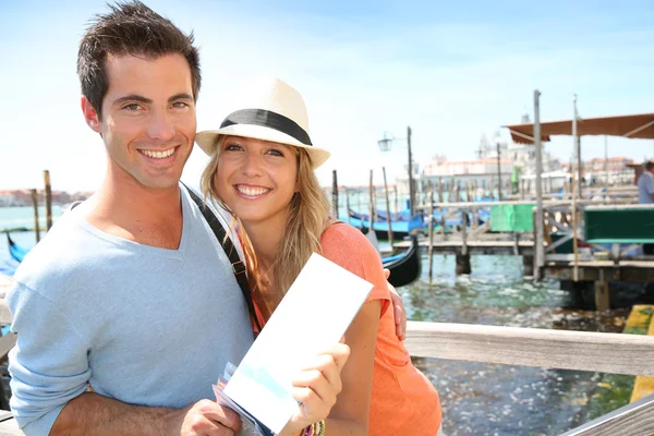 Pareja en Venecia mostrando guía turística — Foto de Stock