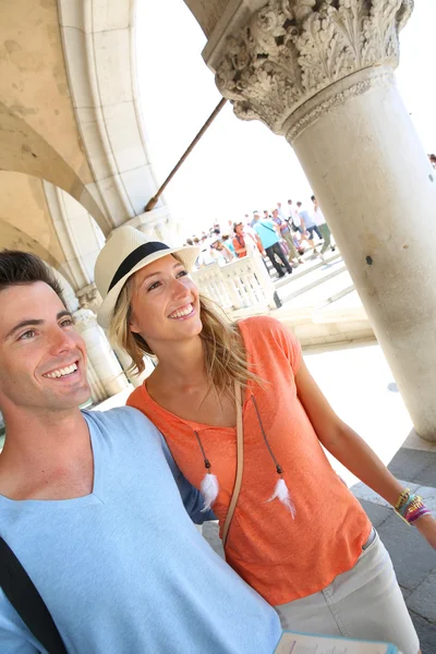 Turister promenader i Venedig — Stockfoto