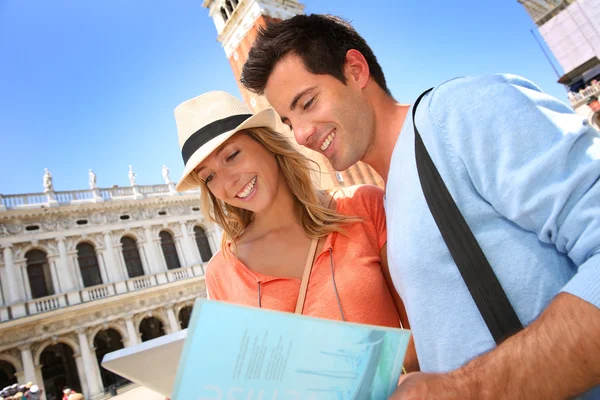 Pareja lectura guía turística en San Marco lugar — Foto de Stock