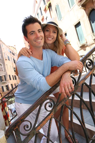 Touristen stehen auf einer Brücke in Venedig — Stockfoto