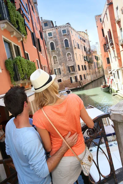 Paar van de toeristen in Venetië — Stockfoto