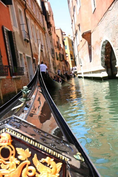 Gondole cabalgando sobre el agua en el canal de Venecia — Foto de Stock