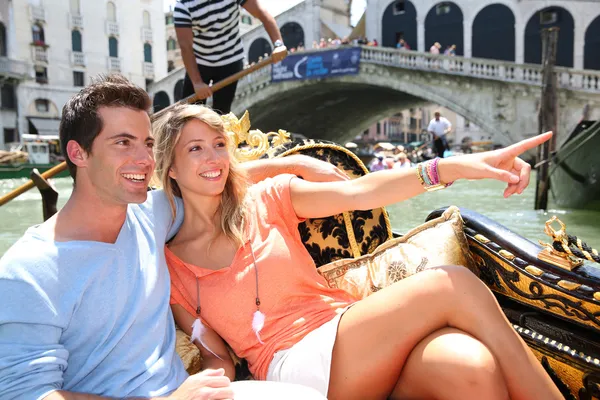 Couple on a Gondola ride passing by Rialto bridge — Stock Photo, Image