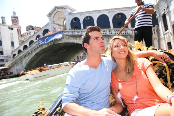 Rialto Köprüsü tarafından geçen çift bir gondol üzerinde ride — Stok fotoğraf