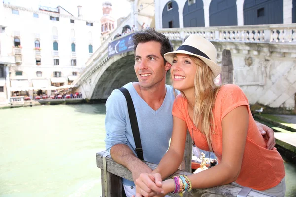 Pareja de turistas disfrutando de la vista del Canal — Foto de Stock