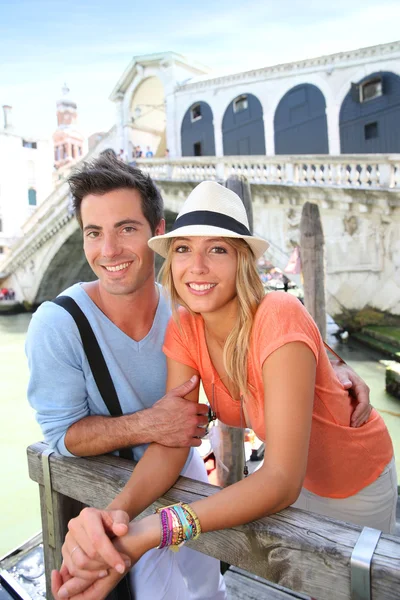 Pareja de turistas disfrutando de la vista del Canal — Foto de Stock