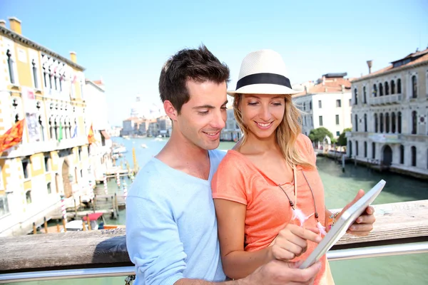 Couple on the Academia Bridge — Stock Photo, Image