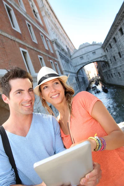 Couple regardant le guide touristique par le pont des Soupirs — Photo