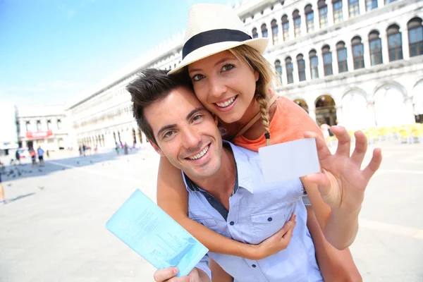 Туристы с визитной карточкой — стоковое фото