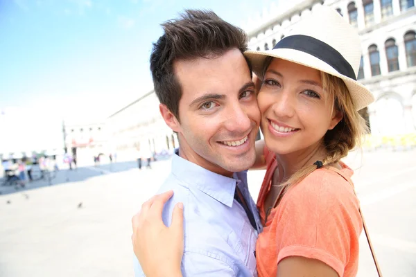 Couple embracing each other on Piazza San Marco — Stock Photo, Image