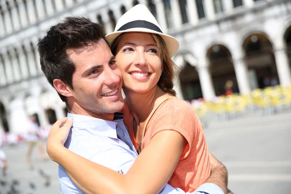 Romantiska par på piazza san marco — Stockfoto