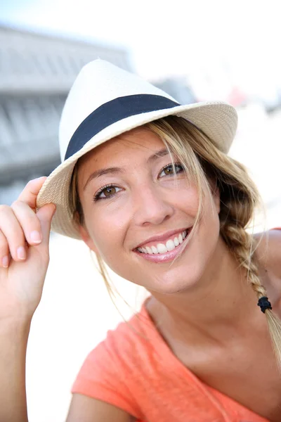 Hermosa chica rubia con sombrero — Foto de Stock