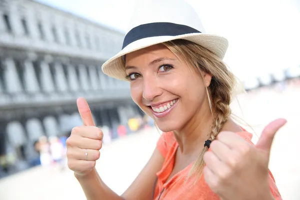 Schöne Mädchen mit Hut zeigt Daumen nach oben — Stockfoto