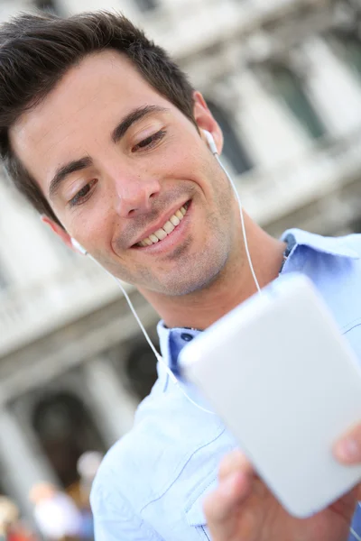 Le gars parle au téléphone avec les mains libres — Photo