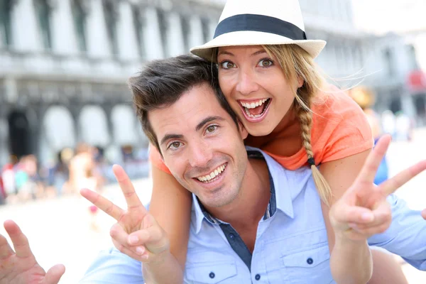 Couple chilling out on San Marco Place — Stock Photo, Image