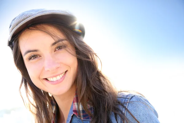 Femme avec chapeau par une journée ensoleillée — Photo