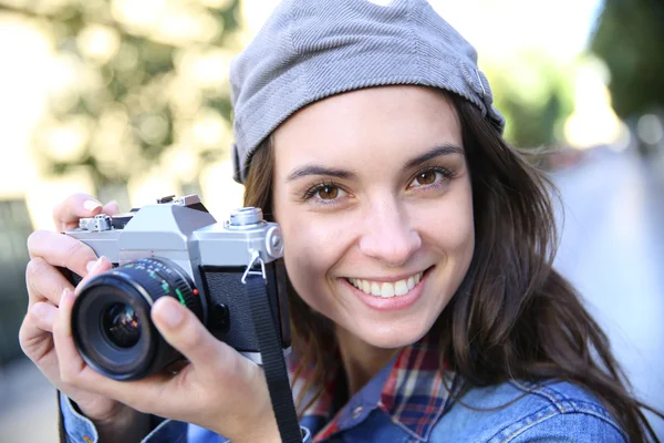 Menina na moda segurando câmera — Fotografia de Stock