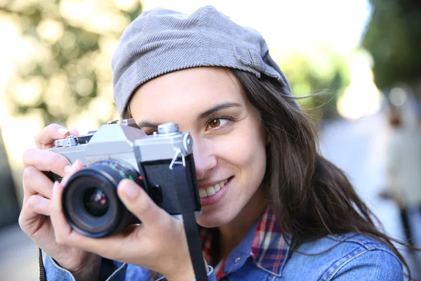 Chica de moda sosteniendo la cámara — Foto de Stock