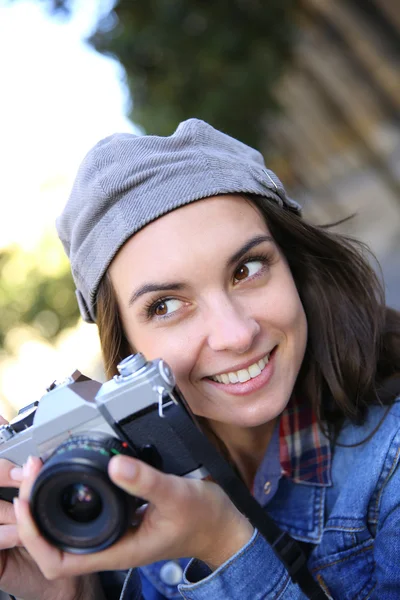 Menina na moda segurando câmera — Fotografia de Stock