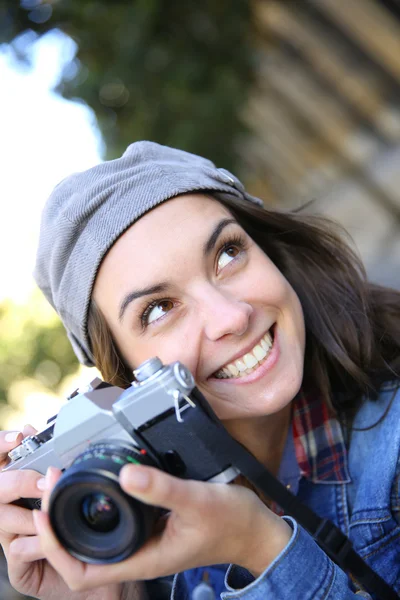 Trendig tjej anläggning kamera — Stockfoto