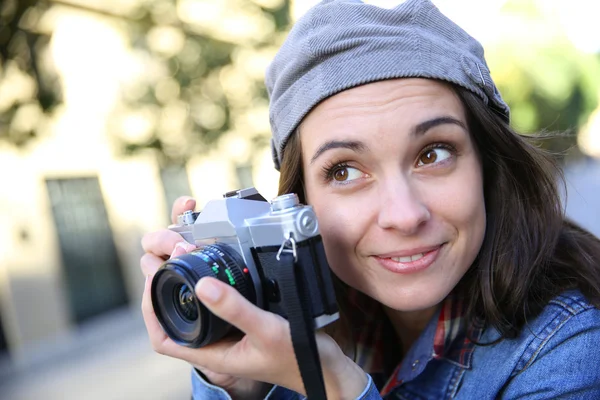 Chica de moda sosteniendo la cámara — Foto de Stock