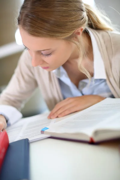 Girl studying in business school — Stock Photo, Image