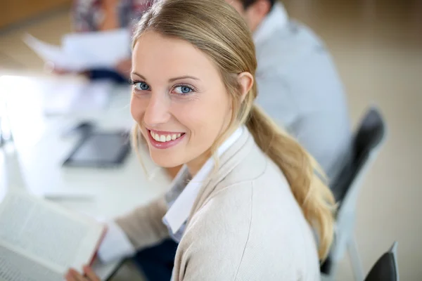 Mooi meisje in opleiding klasse — Stockfoto