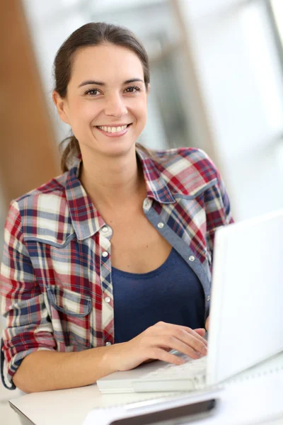 Jeune femme à l'université — Photo