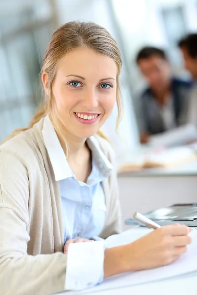 Fille étudiant avec tablette numérique — Photo