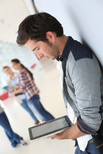 Man connected on tablet — Stock Photo, Image