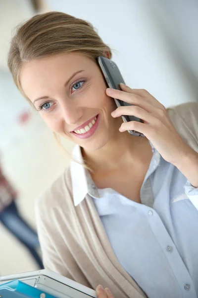 Mulher falando ao telefone — Fotografia de Stock