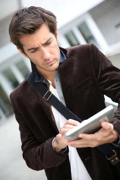 Uomo connesso su internet — Foto Stock