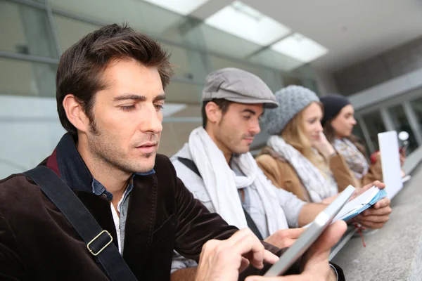 Student outside school building — Stock Photo, Image