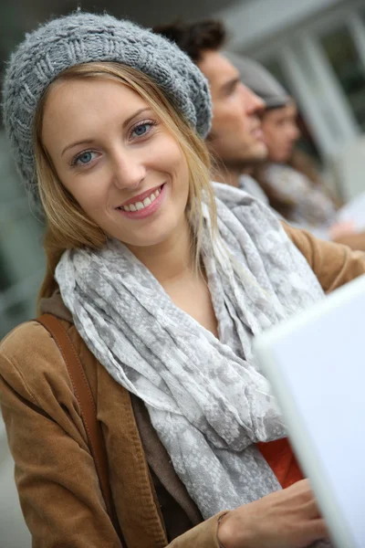 Prachtige blond student meisje — Stockfoto